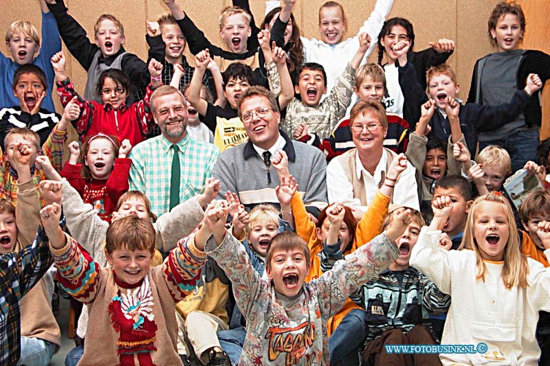 99112507.jpg - DE DORDTENAAR :Sliedrecht:25-11-1999:valkweg 2 prins willem ekxanderschool 3 onderwijzers 25 jaar op school samen met hun klassenDeze digitale foto blijft eigendom van FOTOPERSBURO BUSINK. Wij hanteren de voorwaarden van het N.V.F. en N.V.J. Gebruik van deze foto impliceert dat u bekend bent  en akkoord gaat met deze voorwaarden bij publicatie.EB/ETIENNE BUSINK