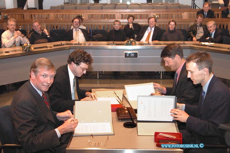 99112513.jpg - DE STEM VAN DORDT ::Dordrecht:25-11-1999:stadshuis ondertekening contrakt tussen gemeente en multi vastgoedDeze digitale foto blijft eigendom van FOTOPERSBURO BUSINK. Wij hanteren de voorwaarden van het N.V.F. en N.V.J. Gebruik van deze foto impliceert dat u bekend bent  en akkoord gaat met deze voorwaarden bij publicatie.EB/ETIENNE BUSINK