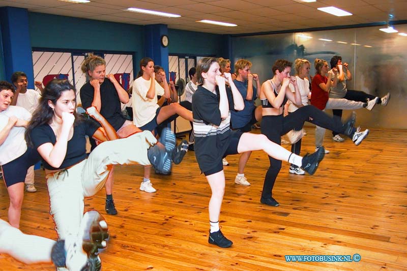 99112514.jpg - DE DORDTENAAR :Dordrecht:25-11-1999:aerobic studio be fit de jagerweg 225 te dordrecht mensen die thai bo beoefenenDeze digitale foto blijft eigendom van FOTOPERSBURO BUSINK. Wij hanteren de voorwaarden van het N.V.F. en N.V.J. Gebruik van deze foto impliceert dat u bekend bent  en akkoord gaat met deze voorwaarden bij publicatie.EB/ETIENNE BUSINK