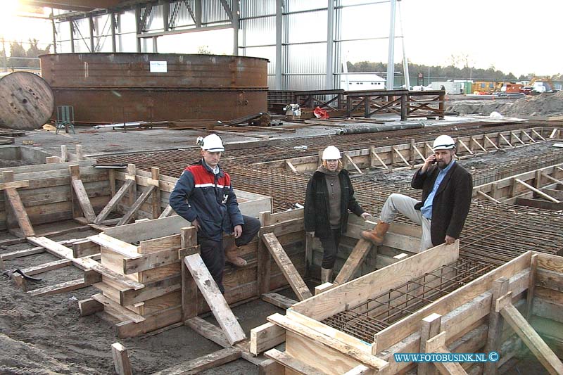 99112601.jpg - DE DORDTENAAR :oud alblas:26-11-1999:betontimmer werkzaamheden bij aanleg betuwespoorlijn tunnel onder de noord.Deze digitale foto blijft eigendom van FOTOPERSBURO BUSINK. Wij hanteren de voorwaarden van het N.V.F. en N.V.J. Gebruik van deze foto impliceert dat u bekend bent  en akkoord gaat met deze voorwaarden bij publicatie.EB/ETIENNE BUSINK