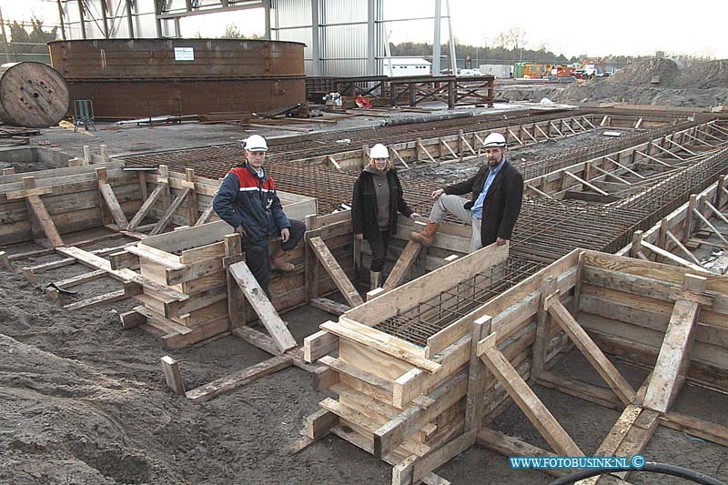 99112602.jpg - DE DORDTENAAR :oud alblas:26-11-1999:betontimmer werkzaamheden bij aanleg betuwespoorlijn tunnel onder de noord.Deze digitale foto blijft eigendom van FOTOPERSBURO BUSINK. Wij hanteren de voorwaarden van het N.V.F. en N.V.J. Gebruik van deze foto impliceert dat u bekend bent  en akkoord gaat met deze voorwaarden bij publicatie.EB/ETIENNE BUSINK