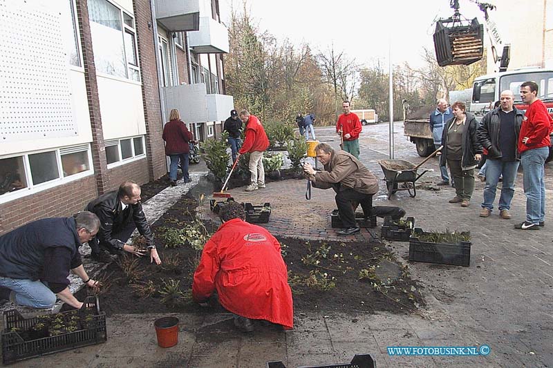 99112705.jpg - DE DORDTENAAR :Zwijndrecht:27-11-1999: bewoners van de Mercurius- en Venusstraat in Zwijndrecht gaan aan de slag in het kader van de actie 'Mooi zo goed zo': bewoners en sponsors gaan tussen 10.00 en 14.30 uur aan de slag om plantjes en struiken te planten in de tuinenDeze digitale foto blijft eigendom van FOTOPERSBURO BUSINK. Wij hanteren de voorwaarden van het N.V.F. en N.V.J. Gebruik van deze foto impliceert dat u bekend bent  en akkoord gaat met deze voorwaarden bij publicatie.EB/ETIENNE BUSINK