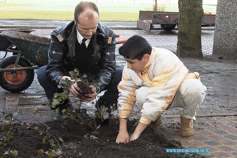 99112706.jpg - DE DORDTENAAR :Zwijndrecht:27-11-1999: bewoners van de Mercurius- en Venusstraat in Zwijndrecht gaan aan de slag in het kader van de actie 'Mooi zo goed zo': bewoners en sponsors gaan tussen 10.00 en 14.30 uur aan de slag om plantjes en struiken te planten in de tuinenDeze digitale foto blijft eigendom van FOTOPERSBURO BUSINK. Wij hanteren de voorwaarden van het N.V.F. en N.V.J. Gebruik van deze foto impliceert dat u bekend bent  en akkoord gaat met deze voorwaarden bij publicatie.EB/ETIENNE BUSINK