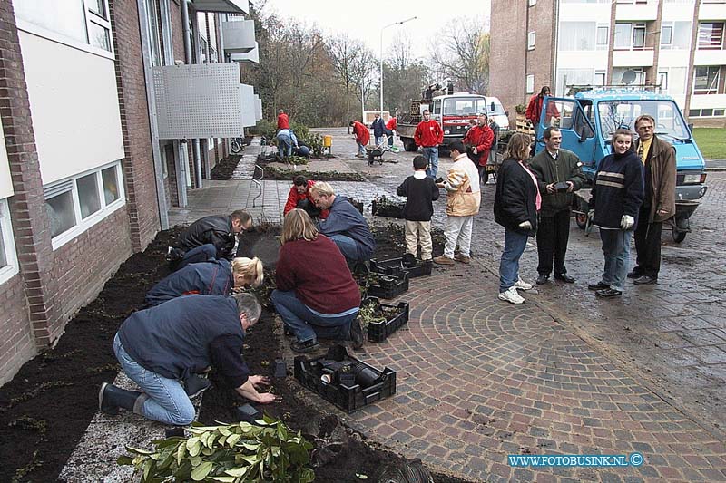 99112707.jpg - DE DORDTENAAR :Zwijndrecht:27-11-1999: bewoners van de Mercurius- en Venusstraat in Zwijndrecht gaan aan de slag in het kader van de actie 'Mooi zo goed zo': bewoners en sponsors gaan tussen 10.00 en 14.30 uur aan de slag om plantjes en struiken te planten in de tuinenDeze digitale foto blijft eigendom van FOTOPERSBURO BUSINK. Wij hanteren de voorwaarden van het N.V.F. en N.V.J. Gebruik van deze foto impliceert dat u bekend bent  en akkoord gaat met deze voorwaarden bij publicatie.EB/ETIENNE BUSINK