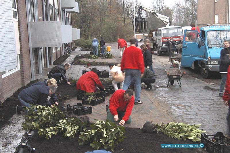 99112711.jpg - DE STEM VAN DORDT :Zwijndrecht:27-11-1999: bewoners van de Mercurius- en Venusstraat in Zwijndrecht gaan aan de slag in het kader van de actie 'Mooi zo goed zo': bewoners en sponsors gaan tussen 10.00 en 14.30 uur aan de slag om plantjes en struiken te planten in de tuinenDeze digitale foto blijft eigendom van FOTOPERSBURO BUSINK. Wij hanteren de voorwaarden van het N.V.F. en N.V.J. Gebruik van deze foto impliceert dat u bekend bent  en akkoord gaat met deze voorwaarden bij publicatie.EB/ETIENNE BUSINK