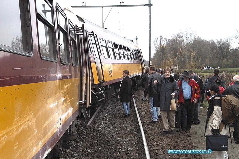 99112801.jpg - WFA :Dordrecht:28-11-1999:trein ongeval 2 treinen raken elkaar bij het samen komen van 2 sporenrialsen 1 trein kandeld 1 trein onstspoort diverse gewonden het ongeval gebeurde t/h van de bereomde bocht van dordrecht t/h van de laan der verenigde naties spoorweg overgang dordrecht.Deze digitale foto blijft eigendom van FOTOPERSBURO BUSINK. Wij hanteren de voorwaarden van het N.V.F. en N.V.J. Gebruik van deze foto impliceert dat u bekend bent  en akkoord gaat met deze voorwaarden bij publicatie.EB/ETIENNE BUSINK