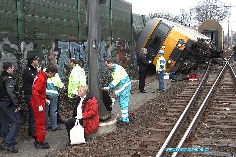 99112803.jpg - DE DORDTENAAR :Dordrecht:28-11-1999:trein ongeval 2 treinen raken elkaar bij het samen komen van 2 sporenrialsen 1 trein kandeld 1 trein onstspoort diverse gewonden het ongeval gebeurde t/h van de bereomde bocht van dordrecht t/h van de laan der verenigde naties spoorweg overgang dordrecht.Deze digitale foto blijft eigendom van FOTOPERSBURO BUSINK. Wij hanteren de voorwaarden van het N.V.F. en N.V.J. Gebruik van deze foto impliceert dat u bekend bent  en akkoord gaat met deze voorwaarden bij publicatie.EB/ETIENNE BUSINK
