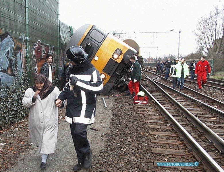 99112806.jpg - WFA :Dordrecht:28-11-1999:trein ongeval 2 treinen raken elkaar bij het samen komen van 2 sporenrialsen 1 trein kandeld 1 trein onstspoort diverse gewonden het ongeval gebeurde t/h van de bereomde bocht van dordrecht t/h van de laan der verenigde naties spoorweg overgang dordrecht.Deze digitale foto blijft eigendom van FOTOPERSBURO BUSINK. Wij hanteren de voorwaarden van het N.V.F. en N.V.J. Gebruik van deze foto impliceert dat u bekend bent  en akkoord gaat met deze voorwaarden bij publicatie.EB/ETIENNE BUSINK