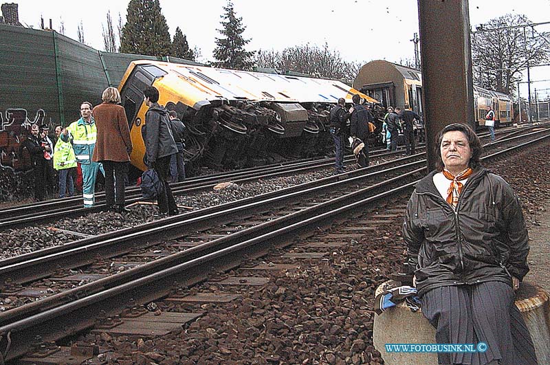 99112808.jpg - LOCOM :Dordrecht:28-11-1999:trein ongeval 2 treinen raken elkaar bij het samen komen van 2 sporenrialsen 1 trein kandeld 1 trein onstspoort diverse gewonden het ongeval gebeurde t/h van de bereomde bocht van dordrecht t/h van de laan der verenigde naties spoorweg overgang dordrecht.Deze digitale foto blijft eigendom van FOTOPERSBURO BUSINK. Wij hanteren de voorwaarden van het N.V.F. en N.V.J. Gebruik van deze foto impliceert dat u bekend bent  en akkoord gaat met deze voorwaarden bij publicatie.EB/ETIENNE BUSINK