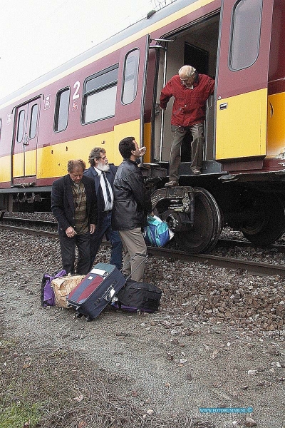 99112809.jpg - WFA :Dordrecht:28-11-1999:trein ongeval 2 treinen raken elkaar bij het samen komen van 2 sporenrialsen 1 trein kandeld 1 trein onstspoort diverse gewonden het ongeval gebeurde t/h van de bereomde bocht van dordrecht t/h van de laan der verenigde naties spoorweg overgang dordrecht.Deze digitale foto blijft eigendom van FOTOPERSBURO BUSINK. Wij hanteren de voorwaarden van het N.V.F. en N.V.J. Gebruik van deze foto impliceert dat u bekend bent  en akkoord gaat met deze voorwaarden bij publicatie.EB/ETIENNE BUSINK