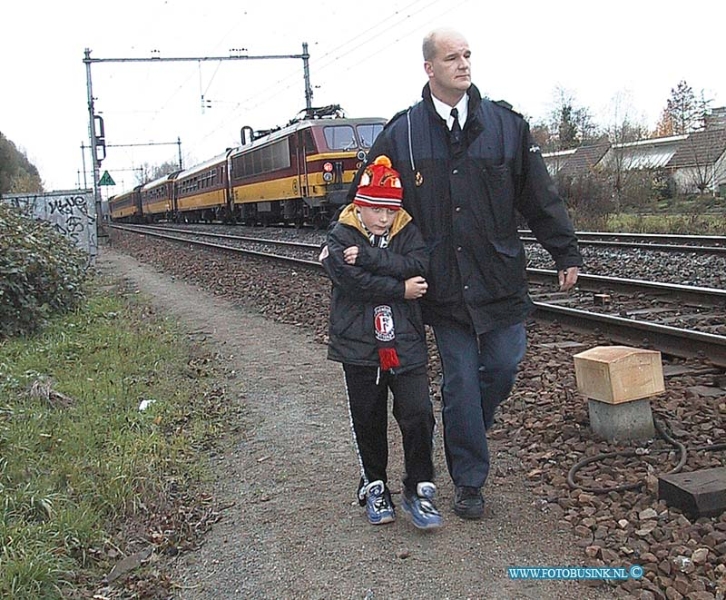 99112811.jpg - DE DORDTENAAR :Dordrecht:28-11-1999:trein ongeval 2 treinen raken elkaar bij het samen komen van 2 sporenrialsen 1 trein kandeld 1 trein onstspoort diverse gewonden het ongeval gebeurde t/h van de bereomde bocht van dordrecht t/h van de laan der verenigde naties spoorweg overgang dordrecht.Deze digitale foto blijft eigendom van FOTOPERSBURO BUSINK. Wij hanteren de voorwaarden van het N.V.F. en N.V.J. Gebruik van deze foto impliceert dat u bekend bent  en akkoord gaat met deze voorwaarden bij publicatie.EB/ETIENNE BUSINK