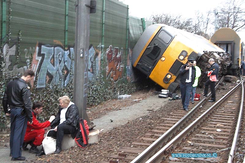 99112812.jpg - DE DORDTENAAR :Dordrecht:28-11-1999:trein ongeval 2 treinen raken elkaar bij het samen komen van 2 sporenrialsen 1 trein kandeld 1 trein onstspoort diverse gewonden het ongeval gebeurde t/h van de bereomde bocht van dordrecht t/h van de laan der verenigde naties spoorweg overgang dordrecht.Deze digitale foto blijft eigendom van FOTOPERSBURO BUSINK. Wij hanteren de voorwaarden van het N.V.F. en N.V.J. Gebruik van deze foto impliceert dat u bekend bent  en akkoord gaat met deze voorwaarden bij publicatie.EB/ETIENNE BUSINK