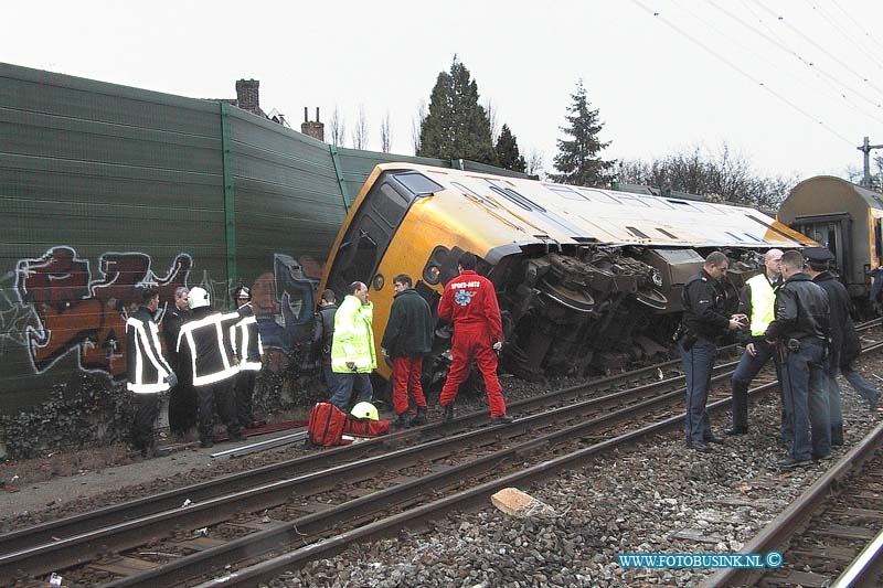 99112813.jpg - LOCOM :Dordrecht:28-11-1999:trein ongeval 2 treinen raken elkaar bij het samen komen van 2 sporenrialsen 1 trein kandeld 1 trein onstspoort diverse gewonden het ongeval gebeurde t/h van de bereomde bocht van dordrecht t/h van de laan der verenigde naties spoorweg overgang dordrecht.Deze digitale foto blijft eigendom van FOTOPERSBURO BUSINK. Wij hanteren de voorwaarden van het N.V.F. en N.V.J. Gebruik van deze foto impliceert dat u bekend bent  en akkoord gaat met deze voorwaarden bij publicatie.EB/ETIENNE BUSINK