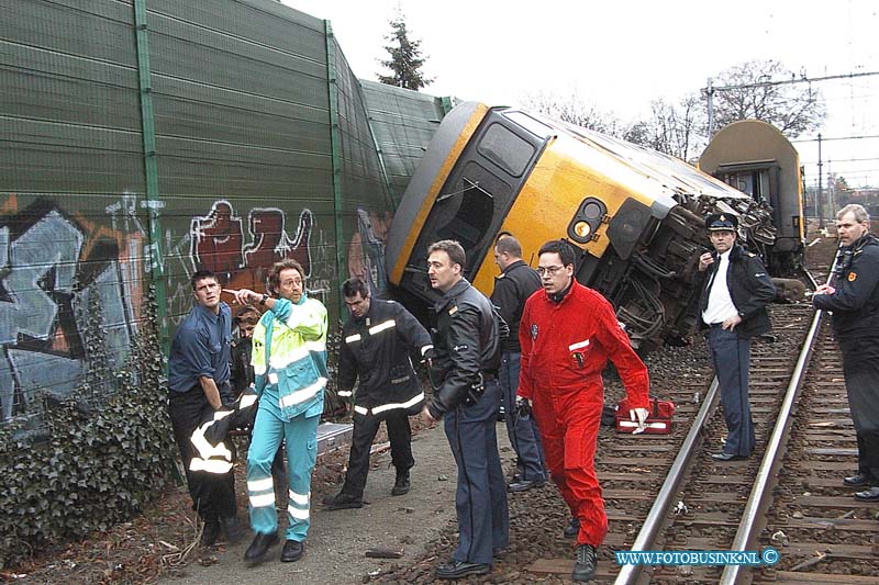 99112814.jpg - DE DORDTENAAR :Dordrecht:28-11-1999:trein ongeval 2 treinen raken elkaar bij het samen komen van 2 sporenrialsen 1 trein kandeld 1 trein onstspoort diverse gewonden het ongeval gebeurde t/h van de bereomde bocht van dordrecht t/h van de laan der verenigde naties spoorweg overgang dordrecht.Deze digitale foto blijft eigendom van FOTOPERSBURO BUSINK. Wij hanteren de voorwaarden van het N.V.F. en N.V.J. Gebruik van deze foto impliceert dat u bekend bent  en akkoord gaat met deze voorwaarden bij publicatie.EB/ETIENNE BUSINK