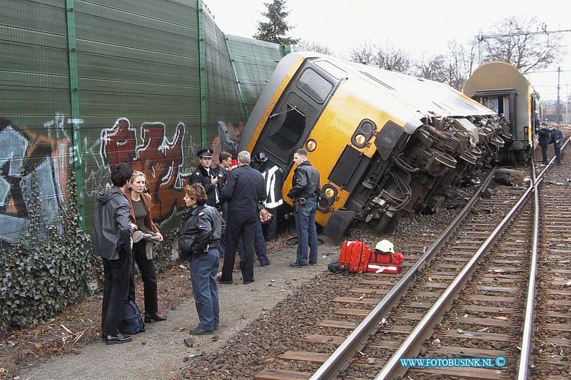 99112815.jpg - LOCOM :Dordrecht:28-11-1999:trein ongeval 2 treinen raken elkaar bij het samen komen van 2 sporenrialsen 1 trein kandeld 1 trein onstspoort diverse gewonden het ongeval gebeurde t/h van de bereomde bocht van dordrecht t/h van de laan der verenigde naties spoorweg overgang dordrecht.Deze digitale foto blijft eigendom van FOTOPERSBURO BUSINK. Wij hanteren de voorwaarden van het N.V.F. en N.V.J. Gebruik van deze foto impliceert dat u bekend bent  en akkoord gaat met deze voorwaarden bij publicatie.EB/ETIENNE BUSINK