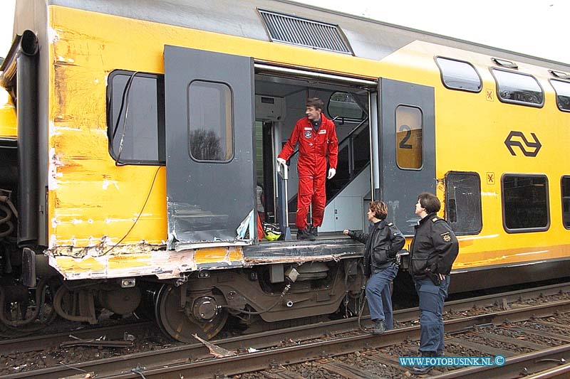 99112817.jpg - DE DORDTENAAR :Dordrecht:28-11-1999:trein ongeval 2 treinen raken elkaar bij het samen komen van 2 sporenrialsen 1 trein kandeld 1 trein onstspoort diverse gewonden het ongeval gebeurde t/h van de bereomde bocht van dordrecht t/h van de laan der verenigde naties spoorweg overgang dordrecht.Deze digitale foto blijft eigendom van FOTOPERSBURO BUSINK. Wij hanteren de voorwaarden van het N.V.F. en N.V.J. Gebruik van deze foto impliceert dat u bekend bent  en akkoord gaat met deze voorwaarden bij publicatie.EB/ETIENNE BUSINK