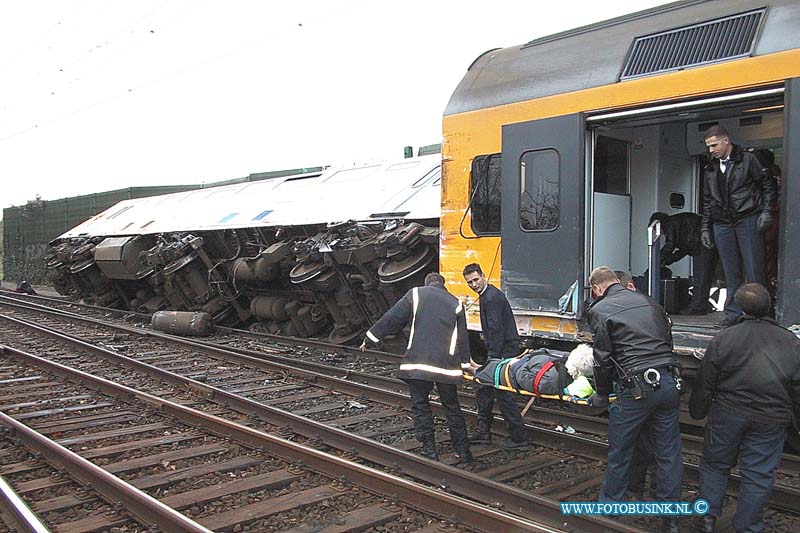 99112819.jpg - DE DORDTENAAR :Dordrecht:28-11-1999:trein ongeval 2 treinen raken elkaar bij het samen komen van 2 sporenrialsen 1 trein kandeld 1 trein onstspoort diverse gewonden het ongeval gebeurde t/h van de bereomde bocht van dordrecht t/h van de laan der verenigde naties spoorweg overgang dordrecht.Deze digitale foto blijft eigendom van FOTOPERSBURO BUSINK. Wij hanteren de voorwaarden van het N.V.F. en N.V.J. Gebruik van deze foto impliceert dat u bekend bent  en akkoord gaat met deze voorwaarden bij publicatie.EB/ETIENNE BUSINK