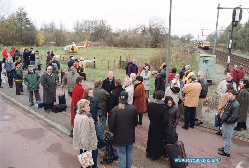 99112820.jpg - WFA :Dordrecht:28-11-1999:trein ongeval 2 treinen raken elkaar bij het samen komen van 2 sporenrialsen 1 trein kandeld 1 trein onstspoort diverse gewonden het ongeval gebeurde t/h van de bereomde bocht van dordrecht t/h van de laan der verenigde naties spoorweg overgang dordrecht.Deze digitale foto blijft eigendom van FOTOPERSBURO BUSINK. Wij hanteren de voorwaarden van het N.V.F. en N.V.J. Gebruik van deze foto impliceert dat u bekend bent  en akkoord gaat met deze voorwaarden bij publicatie.EB/ETIENNE BUSINK