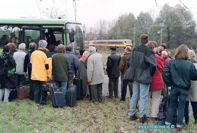 99112822.jpg - WFA :Dordrecht:28-11-1999:trein ongeval 2 treinen raken elkaar bij het samen komen van 2 sporenrialsen 1 trein kandeld 1 trein onstspoort diverse gewonden het ongeval gebeurde t/h van de bereomde bocht van dordrecht t/h van de laan der verenigde naties spoorweg overgang dordrecht.Deze digitale foto blijft eigendom van FOTOPERSBURO BUSINK. Wij hanteren de voorwaarden van het N.V.F. en N.V.J. Gebruik van deze foto impliceert dat u bekend bent  en akkoord gaat met deze voorwaarden bij publicatie.EB/ETIENNE BUSINK