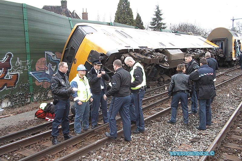 99112823.jpg - DE DORDTENAAR :Dordrecht:28-11-1999:trein ongeval 2 treinen raken elkaar bij het samen komen van 2 sporenrialsen 1 trein kandeld 1 trein onstspoort diverse gewonden het ongeval gebeurde t/h van de bereomde bocht van dordrecht t/h van de laan der verenigde naties spoorweg overgang dordrecht.Deze digitale foto blijft eigendom van FOTOPERSBURO BUSINK. Wij hanteren de voorwaarden van het N.V.F. en N.V.J. Gebruik van deze foto impliceert dat u bekend bent  en akkoord gaat met deze voorwaarden bij publicatie.EB/ETIENNE BUSINK