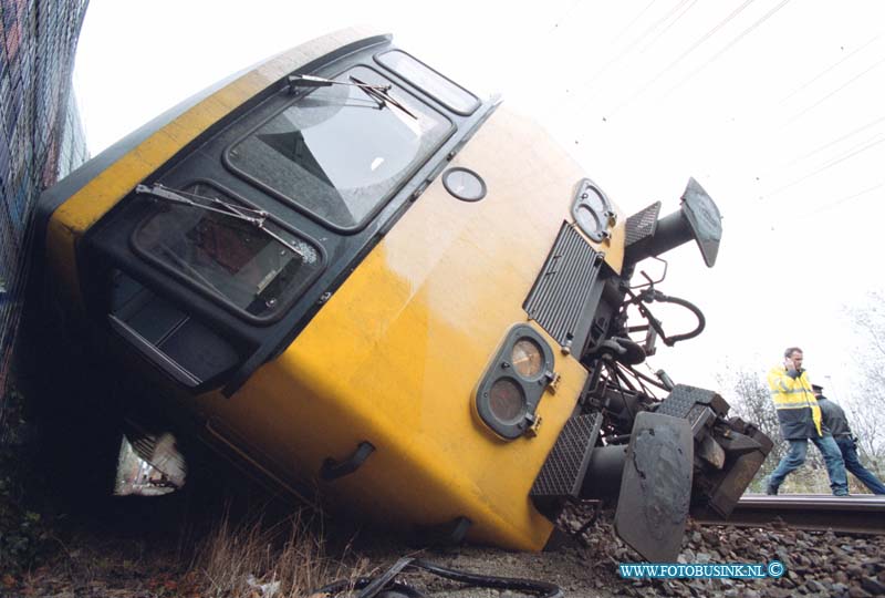 99112826.jpg - WFA :Dordrecht:28-11-1999:trein ongeval 2 treinen raken elkaar bij het samen komen van 2 sporenrialsen 1 trein kandeld 1 trein onstspoort diverse gewonden het ongeval gebeurde t/h van de bereomde bocht van dordrecht t/h van de laan der verenigde naties spoorweg overgang dordrecht.Deze digitale foto blijft eigendom van FOTOPERSBURO BUSINK. Wij hanteren de voorwaarden van het N.V.F. en N.V.J. Gebruik van deze foto impliceert dat u bekend bent  en akkoord gaat met deze voorwaarden bij publicatie.EB/ETIENNE BUSINK