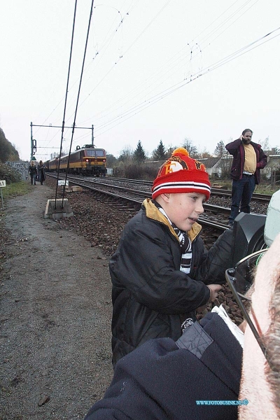 99112827.jpg - DE DORDTENAAR :Dordrecht:28-11-1999:trein ongeval 2 treinen raken elkaar bij het samen komen van 2 sporenrialsen 1 trein kandeld 1 trein onstspoort diverse gewonden het ongeval gebeurde t/h van de bereomde bocht van dordrecht t/h van de laan der verenigde naties spoorweg overgang dordrecht.Deze digitale foto blijft eigendom van FOTOPERSBURO BUSINK. Wij hanteren de voorwaarden van het N.V.F. en N.V.J. Gebruik van deze foto impliceert dat u bekend bent  en akkoord gaat met deze voorwaarden bij publicatie.EB/ETIENNE BUSINK