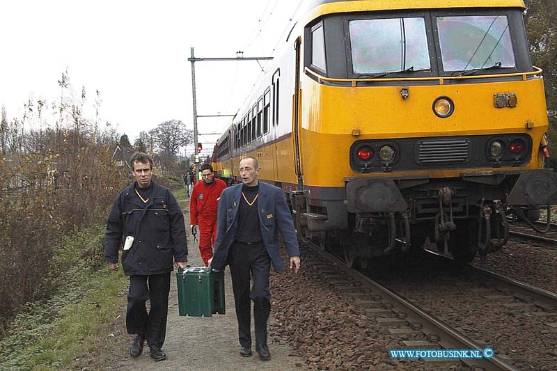 99112828.jpg - DE DORDTENAAR :Dordrecht:28-11-1999:trein ongeval 2 treinen raken elkaar bij het samen komen van 2 sporenrialsen 1 trein kandeld 1 trein onstspoort diverse gewonden het ongeval gebeurde t/h van de bereomde bocht van dordrecht t/h van de laan der verenigde naties spoorweg overgang dordrecht.Deze digitale foto blijft eigendom van FOTOPERSBURO BUSINK. Wij hanteren de voorwaarden van het N.V.F. en N.V.J. Gebruik van deze foto impliceert dat u bekend bent  en akkoord gaat met deze voorwaarden bij publicatie.EB/ETIENNE BUSINK