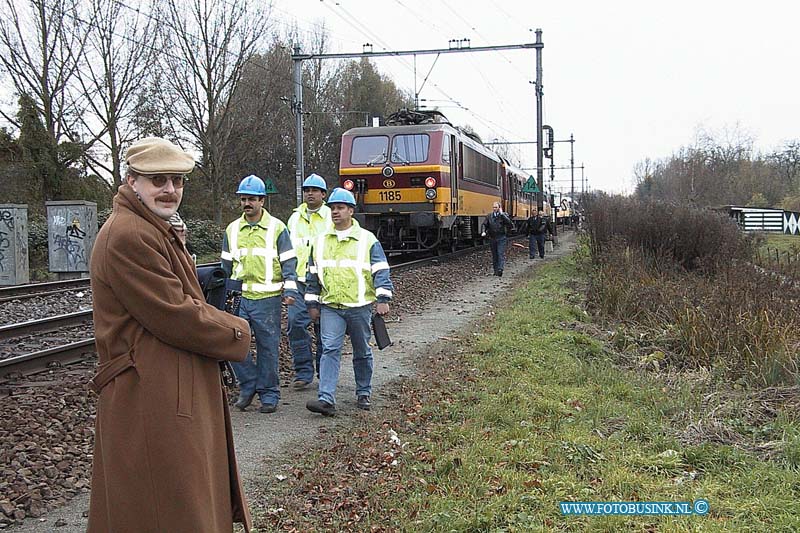 99112829.jpg - DE DORDTENAAR :Dordrecht:28-11-1999:trein ongeval 2 treinen raken elkaar bij het samen komen van 2 sporenrialsen 1 trein kandeld 1 trein onstspoort diverse gewonden het ongeval gebeurde t/h van de bereomde bocht van dordrecht t/h van de laan der verenigde naties spoorweg overgang dordrecht.Deze digitale foto blijft eigendom van FOTOPERSBURO BUSINK. Wij hanteren de voorwaarden van het N.V.F. en N.V.J. Gebruik van deze foto impliceert dat u bekend bent  en akkoord gaat met deze voorwaarden bij publicatie.EB/ETIENNE BUSINK