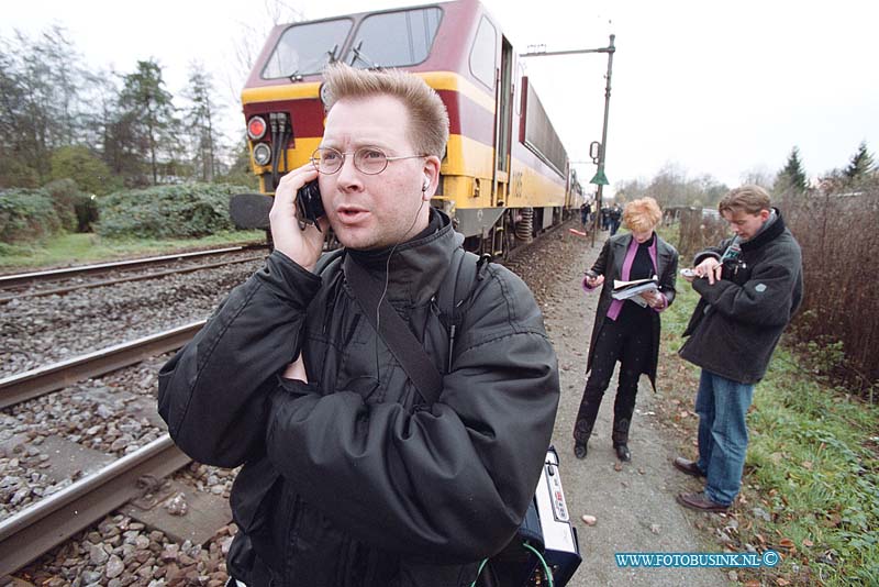 99112850.jpg - WFA :Dordrecht:28-11-1999:leo roubos aan het bellen voor radio rijmondtrein ongeval 2 treinen raken elkaar bij het samen komen van 2 sporenrialsen 1 trein kandeld 1 trein onstspoort diverse gewonden het ongeval gebeurde t/h van de bereomde bocht van dordrecht t/h van de laan der verenigde naties spoorweg overgang dordrecht.Deze digitale foto blijft eigendom van FOTOPERSBURO BUSINK. Wij hanteren de voorwaarden van het N.V.F. en N.V.J. Gebruik van deze foto impliceert dat u bekend bent  en akkoord gaat met deze voorwaarden bij publicatie.EB/ETIENNE BUSINK