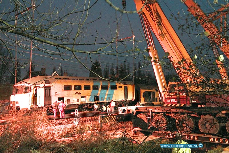 99112901.jpg - ROTTERDAMS DAGBLAD :Dordrecht:29-11-1999:trein ongeval 2 treinen raken elkaar bij het samen komen van 2 sporenrialsen 1 trein kandeld 1 trein onstspoort diverse gewonden het ongeval gebeurde t/h van de bereomde bocht van dordrecht t/h van de laan der verenigde naties spoorweg overgang dordrecht.Deze digitale foto blijft eigendom van FOTOPERSBURO BUSINK. Wij hanteren de voorwaarden van het N.V.F. en N.V.J. Gebruik van deze foto impliceert dat u bekend bent  en akkoord gaat met deze voorwaarden bij publicatie.EB/ETIENNE BUSINK