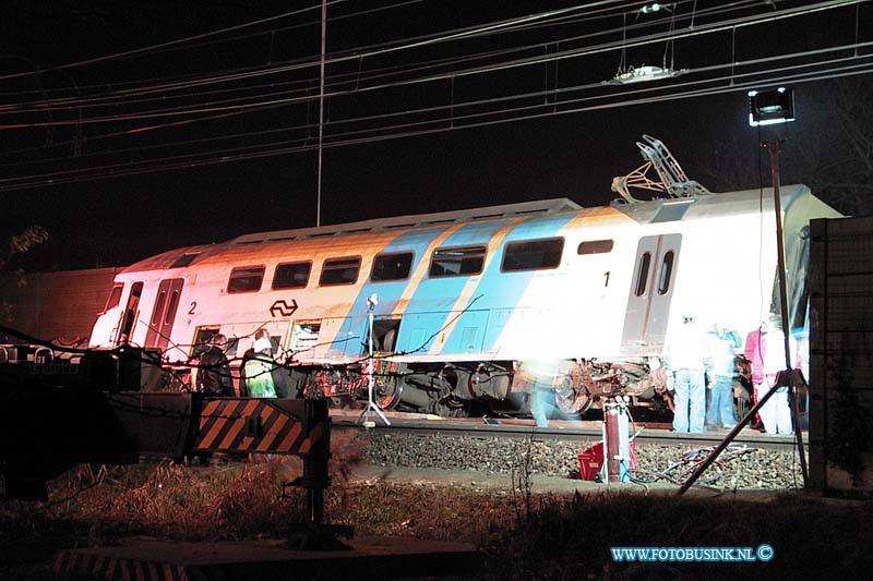 99112902.jpg - ROTTERDAMS DAGBLAD :Dordrecht:29-11-1999:trein ongeval 2 treinen raken elkaar bij het samen komen van 2 sporenrialsen 1 trein kandeld 1 trein onstspoort diverse gewonden het ongeval gebeurde t/h van de bereomde bocht van dordrecht t/h van de laan der verenigde naties spoorweg overgang dordrecht.Deze digitale foto blijft eigendom van FOTOPERSBURO BUSINK. Wij hanteren de voorwaarden van het N.V.F. en N.V.J. Gebruik van deze foto impliceert dat u bekend bent  en akkoord gaat met deze voorwaarden bij publicatie.EB/ETIENNE BUSINK