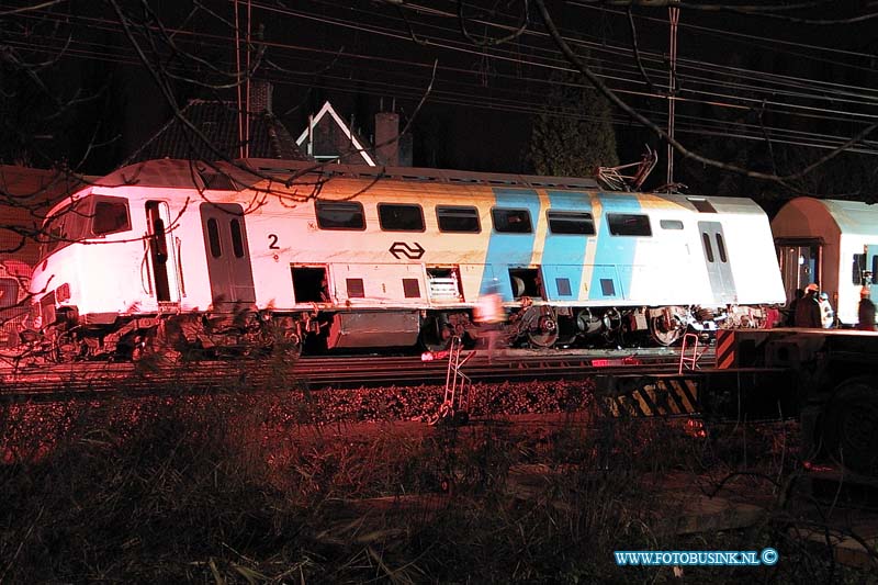 99112903.jpg - ROTTERDAMS DAGBLAD :Dordrecht:29-11-1999:trein ongeval 2 treinen raken elkaar bij het samen komen van 2 sporenrialsen 1 trein kandeld 1 trein onstspoort diverse gewonden het ongeval gebeurde t/h van de bereomde bocht van dordrecht t/h van de laan der verenigde naties spoorweg overgang dordrecht.Deze digitale foto blijft eigendom van FOTOPERSBURO BUSINK. Wij hanteren de voorwaarden van het N.V.F. en N.V.J. Gebruik van deze foto impliceert dat u bekend bent  en akkoord gaat met deze voorwaarden bij publicatie.EB/ETIENNE BUSINK