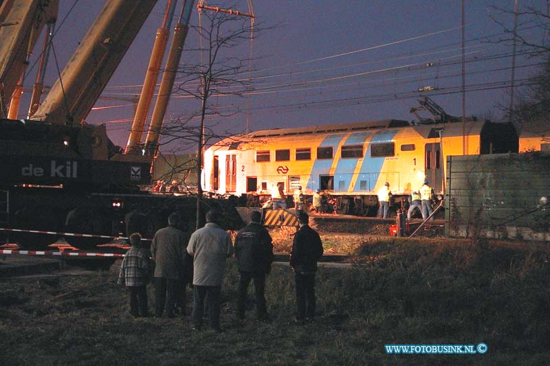 99112904.jpg - LOCOM :Dordrecht:29-11-1999:trein ongeval 2 treinen raken elkaar bij het samen komen van 2 sporenrialsen 1 trein kandeld 1 trein onstspoort diverse gewonden het ongeval gebeurde t/h van de bereomde bocht van dordrecht t/h van de laan der verenigde naties spoorweg overgang dordrecht.Deze digitale foto blijft eigendom van FOTOPERSBURO BUSINK. Wij hanteren de voorwaarden van het N.V.F. en N.V.J. Gebruik van deze foto impliceert dat u bekend bent  en akkoord gaat met deze voorwaarden bij publicatie.EB/ETIENNE BUSINK