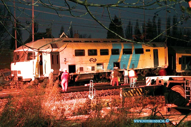 99112905.jpg - LOCOM :Dordrecht:29-11-1999:trein ongeval 2 treinen raken elkaar bij het samen komen van 2 sporenrialsen 1 trein kandeld 1 trein onstspoort diverse gewonden het ongeval gebeurde t/h van de bereomde bocht van dordrecht t/h van de laan der verenigde naties spoorweg overgang dordrecht.Deze digitale foto blijft eigendom van FOTOPERSBURO BUSINK. Wij hanteren de voorwaarden van het N.V.F. en N.V.J. Gebruik van deze foto impliceert dat u bekend bent  en akkoord gaat met deze voorwaarden bij publicatie.EB/ETIENNE BUSINK