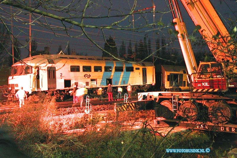 99112906.jpg - DE DORDTENAAR :Dordrecht:29-11-1999:DE TREIN WERDT S MORGENS WEER OP DE RAILS GEHOLPEN NA HET 0NGEVEAL trein ongeval 2 treinen raken elkaar bij het samen komen van 2 sporenrialsen 1 trein kandeld 1 trein onstspoort diverse gewonden het ongeval gebeurde t/h van de bereomde bocht van dordrecht t/h van de laan der verenigde naties spoorweg overgang dordrecht.Deze digitale foto blijft eigendom van FOTOPERSBURO BUSINK. Wij hanteren de voorwaarden van het N.V.F. en N.V.J. Gebruik van deze foto impliceert dat u bekend bent  en akkoord gaat met deze voorwaarden bij publicatie.EB/ETIENNE BUSINK