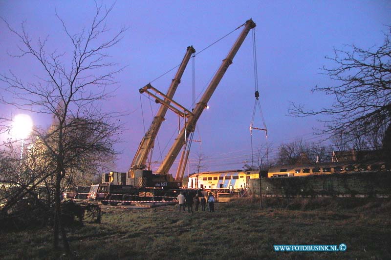 99112907.jpg - DE DORDTENAAR :Dordrecht:29-11-1999:DE TREIN WERDT S MORGENS WEER OP DE RAILS GEHOLPEN NA HET 0NGEVEAL trein ongeval 2 treinen raken elkaar bij het samen komen van 2 sporenrialsen 1 trein kandeld 1 trein onstspoort diverse gewonden het ongeval gebeurde t/h van de bereomde bocht van dordrecht t/h van de laan der verenigde naties spoorweg overgang dordrecht.Deze digitale foto blijft eigendom van FOTOPERSBURO BUSINK. Wij hanteren de voorwaarden van het N.V.F. en N.V.J. Gebruik van deze foto impliceert dat u bekend bent  en akkoord gaat met deze voorwaarden bij publicatie.EB/ETIENNE BUSINK