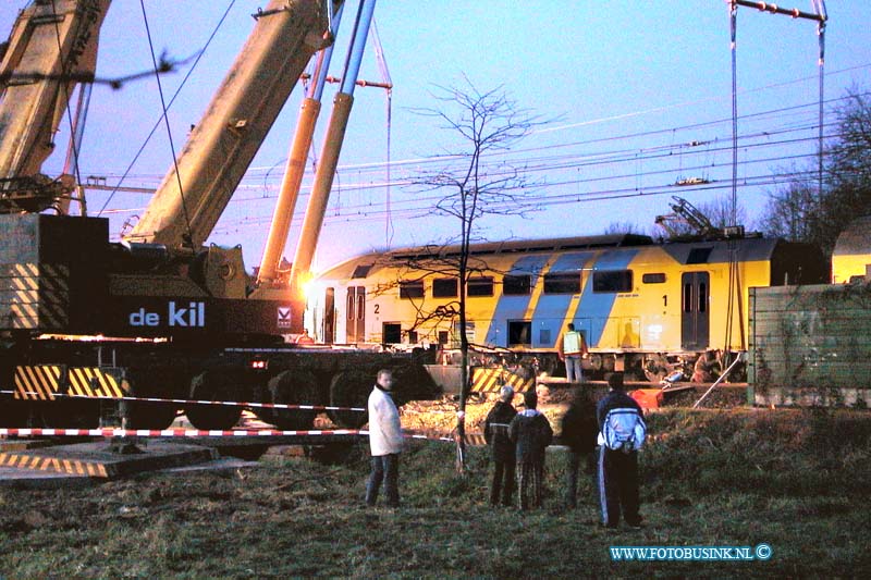 99112908.jpg - DE DORDTENAAR :Dordrecht:29-11-1999:DE TREIN WERDT S MORGENS WEER OP DE RAILS GEHOLPEN NA HET 0NGEVEAL trein ongeval 2 treinen raken elkaar bij het samen komen van 2 sporenrialsen 1 trein kandeld 1 trein onstspoort diverse gewonden het ongeval gebeurde t/h van de bereomde bocht van dordrecht t/h van de laan der verenigde naties spoorweg overgang dordrecht.Deze digitale foto blijft eigendom van FOTOPERSBURO BUSINK. Wij hanteren de voorwaarden van het N.V.F. en N.V.J. Gebruik van deze foto impliceert dat u bekend bent  en akkoord gaat met deze voorwaarden bij publicatie.EB/ETIENNE BUSINK