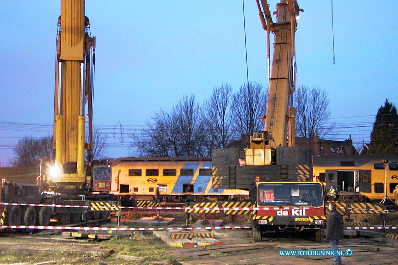 99112909.jpg - DE DORDTENAAR :Dordrecht:29-11-1999:DE TREIN WERDT S MORGENS WEER OP DE RAILS GEHOLPEN NA HET 0NGEVEAL trein ongeval 2 treinen raken elkaar bij het samen komen van 2 sporenrialsen 1 trein kandeld 1 trein onstspoort diverse gewonden het ongeval gebeurde t/h van de bereomde bocht van dordrecht t/h van de laan der verenigde naties spoorweg overgang dordrecht.Deze digitale foto blijft eigendom van FOTOPERSBURO BUSINK. Wij hanteren de voorwaarden van het N.V.F. en N.V.J. Gebruik van deze foto impliceert dat u bekend bent  en akkoord gaat met deze voorwaarden bij publicatie.EB/ETIENNE BUSINK