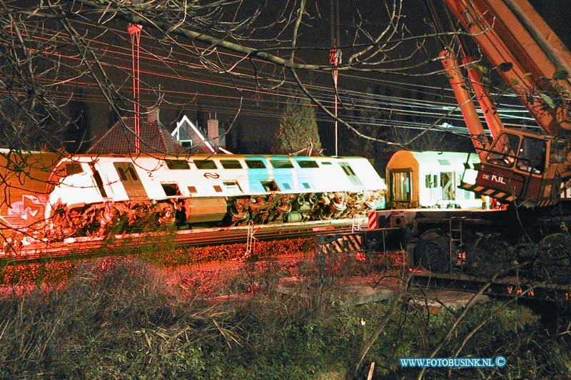 99112910.jpg - DE STEM VAN DORDT :Dordrecht:29-11-1999:DE TREIN WERDT S MORGENS WEER OP DE RAILS GEHOLPEN NA HET 0NGEVEAL trein ongeval 2 treinen raken elkaar bij het samen komen van 2 sporenrialsen 1 trein kandeld 1 trein onstspoort diverse gewonden het ongeval gebeurde t/h van de bereomde bocht van dordrecht t/h van de laan der verenigde naties spoorweg overgang dordrecht.Deze digitale foto blijft eigendom van FOTOPERSBURO BUSINK. Wij hanteren de voorwaarden van het N.V.F. en N.V.J. Gebruik van deze foto impliceert dat u bekend bent  en akkoord gaat met deze voorwaarden bij publicatie.EB/ETIENNE BUSINK