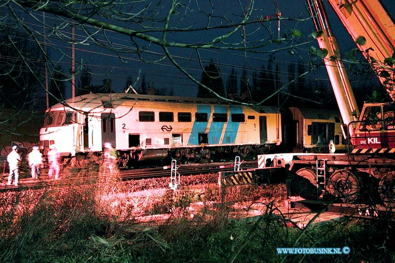 99112911.jpg - DE STEM VAN DORDT :Dordrecht:29-11-1999:DE TREIN WERDT S MORGENS WEER OP DE RAILS GEHOLPEN NA HET 0NGEVEAL trein ongeval 2 treinen raken elkaar bij het samen komen van 2 sporenrialsen 1 trein kandeld 1 trein onstspoort diverse gewonden het ongeval gebeurde t/h van de bereomde bocht van dordrecht t/h van de laan der verenigde naties spoorweg overgang dordrecht.Deze digitale foto blijft eigendom van FOTOPERSBURO BUSINK. Wij hanteren de voorwaarden van het N.V.F. en N.V.J. Gebruik van deze foto impliceert dat u bekend bent  en akkoord gaat met deze voorwaarden bij publicatie.EB/ETIENNE BUSINK