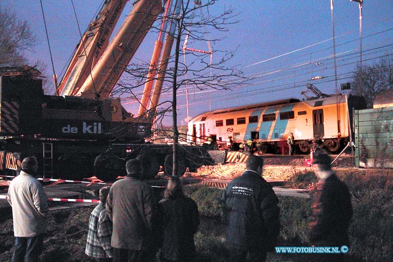 99112912.jpg - DE STEM VAN DORDT :Dordrecht:29-11-1999:DE TREIN WERDT S MORGENS WEER OP DE RAILS GEHOLPEN NA HET 0NGEVEAL trein ongeval 2 treinen raken elkaar bij het samen komen van 2 sporenrialsen 1 trein kandeld 1 trein onstspoort diverse gewonden het ongeval gebeurde t/h van de bereomde bocht van dordrecht t/h van de laan der verenigde naties spoorweg overgang dordrecht.Deze digitale foto blijft eigendom van FOTOPERSBURO BUSINK. Wij hanteren de voorwaarden van het N.V.F. en N.V.J. Gebruik van deze foto impliceert dat u bekend bent  en akkoord gaat met deze voorwaarden bij publicatie.EB/ETIENNE BUSINK