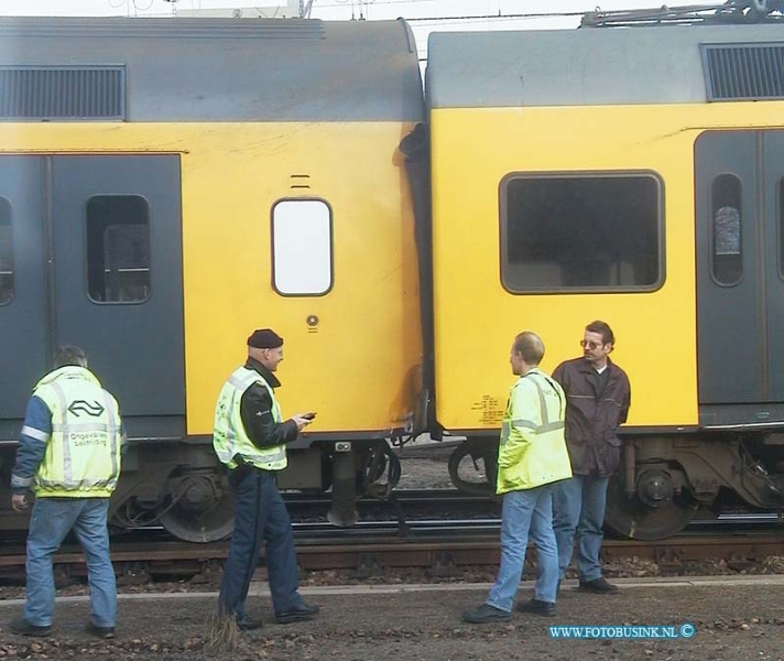 99112913.jpg - DE DORDTENAAR :Dordrecht:29-11-1999:DE TREIN WERDT S MORGENS WEER OP DE RAILS GEHOLPEN en liep t/h van het station weer uit de railsDeze digitale foto blijft eigendom van FOTOPERSBURO BUSINK. Wij hanteren de voorwaarden van het N.V.F. en N.V.J. Gebruik van deze foto impliceert dat u bekend bent  en akkoord gaat met deze voorwaarden bij publicatie.EB/ETIENNE BUSINK