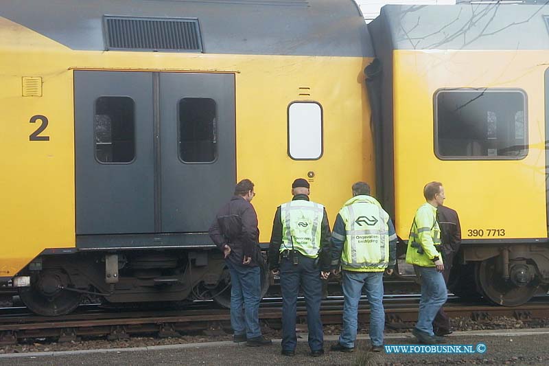 99112914.jpg - DE DORDTENAAR :Dordrecht:29-11-1999:DE TREIN WERDT S MORGENS WEER OP DE RAILS GEHOLPEN en liep t/h van het station weer uit de railsDeze digitale foto blijft eigendom van FOTOPERSBURO BUSINK. Wij hanteren de voorwaarden van het N.V.F. en N.V.J. Gebruik van deze foto impliceert dat u bekend bent  en akkoord gaat met deze voorwaarden bij publicatie.EB/ETIENNE BUSINK