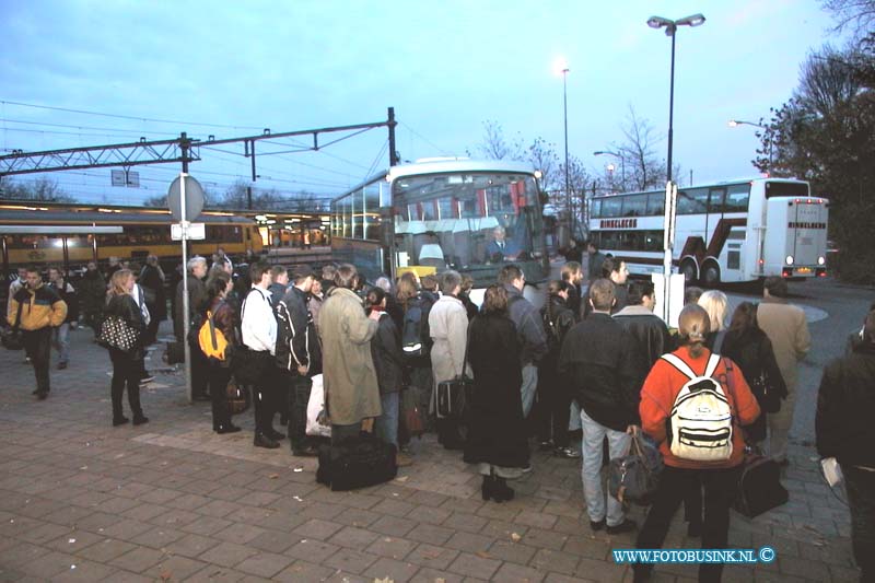 99112916.jpg - DE DORDTENAAR :Dordrecht:29-11-1999:drukte op station dordrecht ivm met de stremming door trein ongeval dordrechtDeze digitale foto blijft eigendom van FOTOPERSBURO BUSINK. Wij hanteren de voorwaarden van het N.V.F. en N.V.J. Gebruik van deze foto impliceert dat u bekend bent  en akkoord gaat met deze voorwaarden bij publicatie.EB/ETIENNE BUSINK