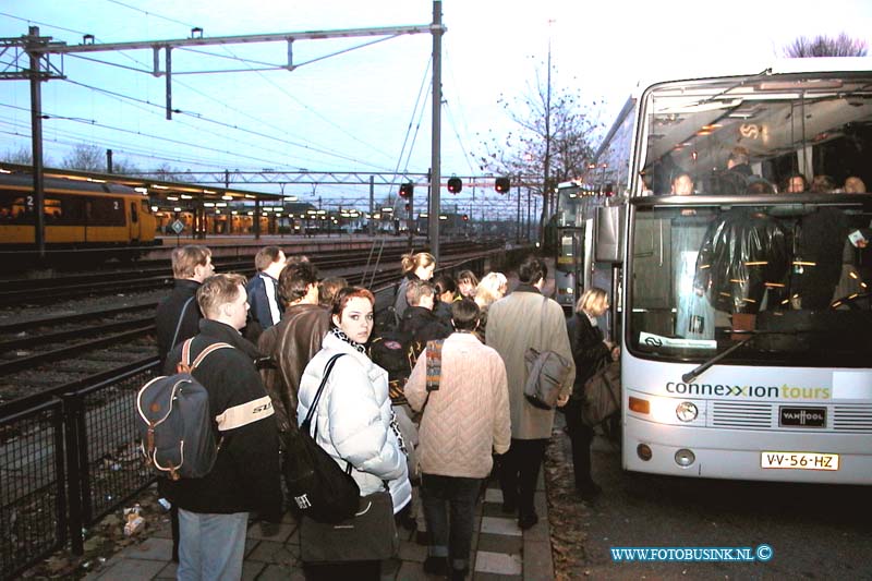 99112918.jpg - DE DORDTENAAR :Dordrecht:29-11-1999:drukte op station dordrecht ivm met de stremming door trein ongeval dordrechtDeze digitale foto blijft eigendom van FOTOPERSBURO BUSINK. Wij hanteren de voorwaarden van het N.V.F. en N.V.J. Gebruik van deze foto impliceert dat u bekend bent  en akkoord gaat met deze voorwaarden bij publicatie.EB/ETIENNE BUSINK