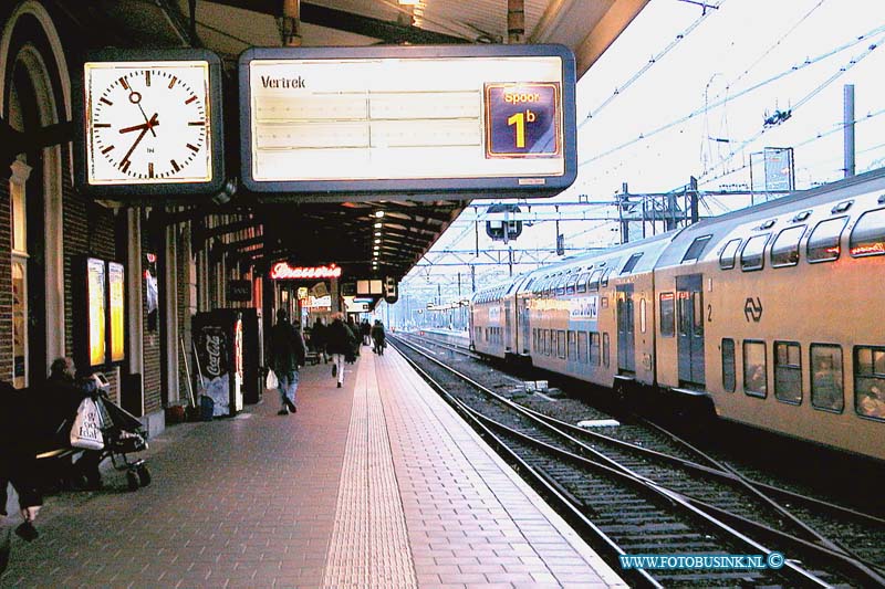 99112919.jpg - DE DORDTENAAR :Dordrecht:29-11-1999:drukte op station dordrecht ivm met de stremming door trein ongeval dordrechtDeze digitale foto blijft eigendom van FOTOPERSBURO BUSINK. Wij hanteren de voorwaarden van het N.V.F. en N.V.J. Gebruik van deze foto impliceert dat u bekend bent  en akkoord gaat met deze voorwaarden bij publicatie.EB/ETIENNE BUSINK