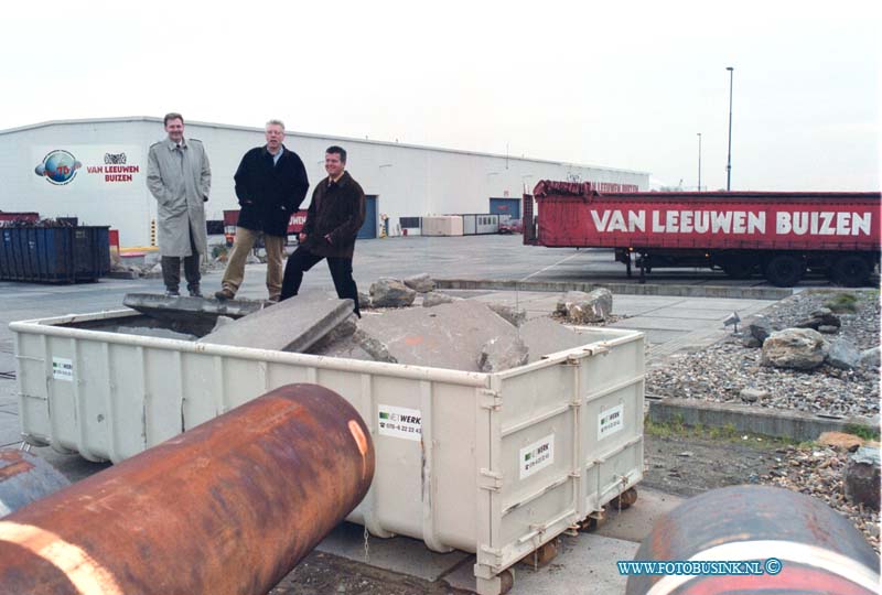 99112920.jpg - NETWERK/STADSVERVOER :Zwijndrecht:29-12-1999: ingang met slagboom lindtsedijk 100 bij portier vragen naar dhr  hoogvliet die samen metr dhr arie van wingeren op het terrein op de foto gaan  Deze digitale foto blijft eigendom van FOTOPERSBURO BUSINK. Wij hanteren de voorwaarden van het N.V.F. en N.V.J. Gebruik van deze foto impliceert dat u bekend bent  en akkoord gaat met deze voorwaarden bij publicatie.EB/ETIENNE BUSINK