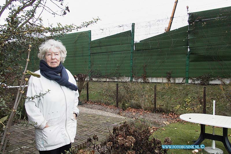 99112922.jpg - DE DORDTENAAR :Dordrecht:29-11-1999:mevr. Valk, Nieuweweg 24. Zij woont op de hoek en heeft de trein bijna in haar tuin zien vallenDeze digitale foto blijft eigendom van FOTOPERSBURO BUSINK. Wij hanteren de voorwaarden van het N.V.F. en N.V.J. Gebruik van deze foto impliceert dat u bekend bent  en akkoord gaat met deze voorwaarden bij publicatie.EB/ETIENNE BUSINK