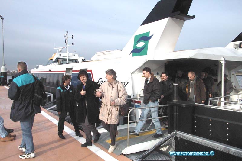 99113001.jpg - DE STEM VAN DORDT :Dordrecht:30-11-1999:eco dordt vaar met fast verry om te kijken of het wat is per boot openbaar vervoert worden foto tijdens uitstapen merwedekade dordrechtDeze digitale foto blijft eigendom van FOTOPERSBURO BUSINK. Wij hanteren de voorwaarden van het N.V.F. en N.V.J. Gebruik van deze foto impliceert dat u bekend bent  en akkoord gaat met deze voorwaarden bij publicatie.EB/ETIENNE BUSINK