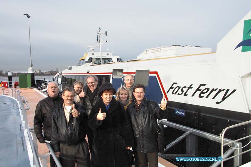 99113002.jpg - DE STEM VAN DORDT :Dordrecht:30-11-1999:eco dordt vaar met fast verry om te kijken of het wat is per boot openbaar vervoert worden foto tijdens uitstapen merwedekade dordrechtDeze digitale foto blijft eigendom van FOTOPERSBURO BUSINK. Wij hanteren de voorwaarden van het N.V.F. en N.V.J. Gebruik van deze foto impliceert dat u bekend bent  en akkoord gaat met deze voorwaarden bij publicatie.EB/ETIENNE BUSINK